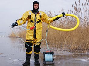 rescuer with MARSARS ice rescue kit "B"