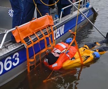 Rettung einer Persone aus dem Wasser mit dem Personenrettungsgerät Typ 1